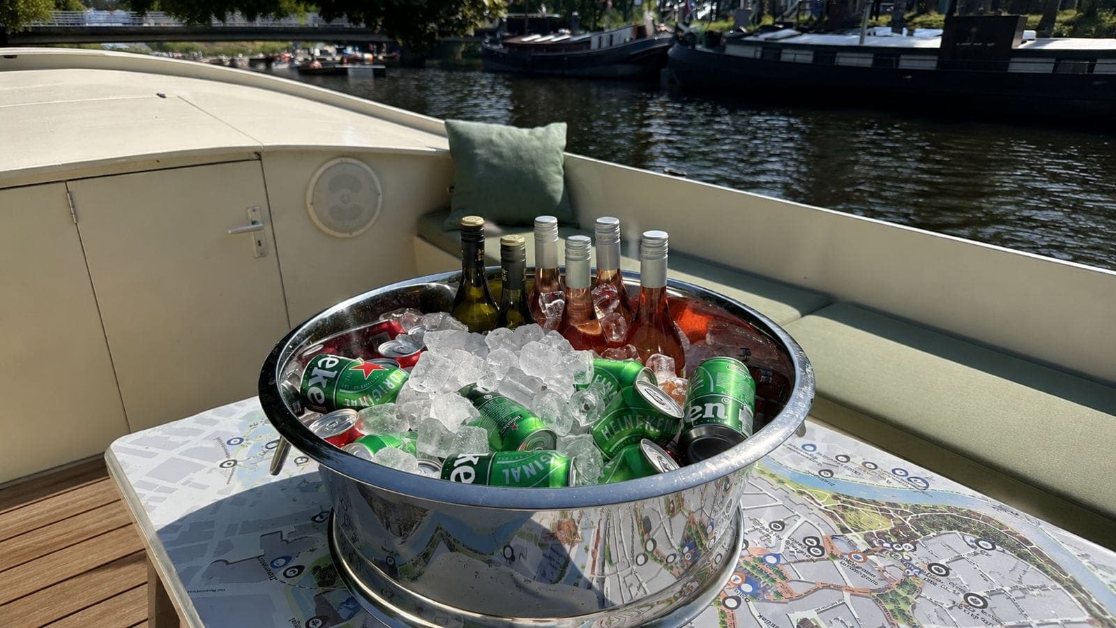 Koelemmer vol drankjes op ijs aan boord van de sloep