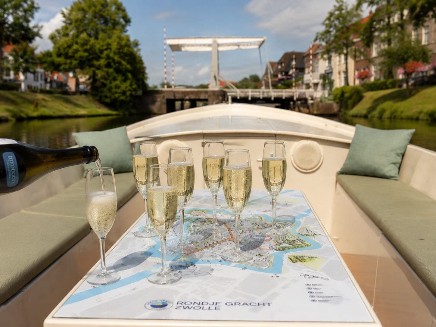 Gekoelde flessen en drankjes met ijs, klaar om te proosten aan boord