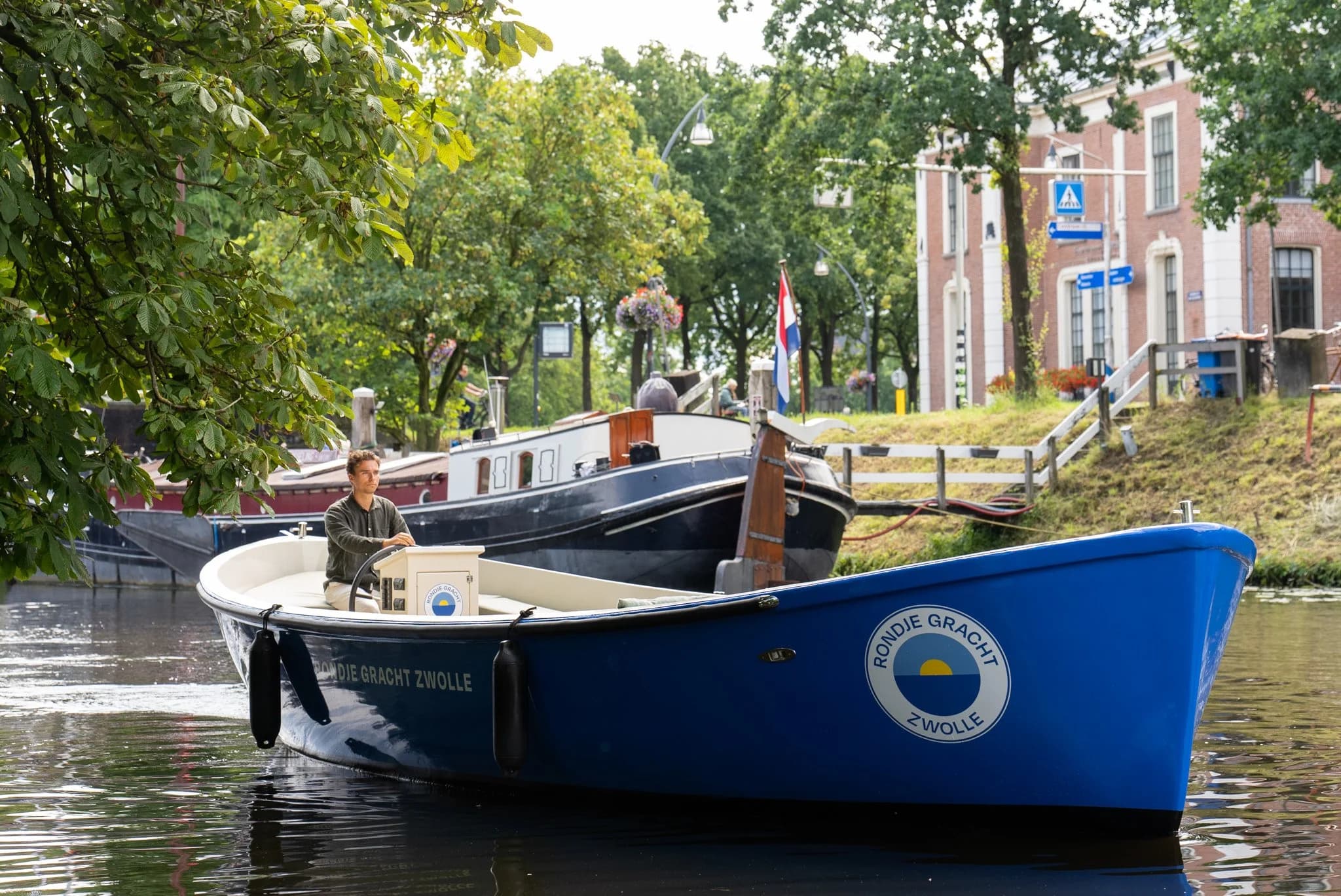 De blauwe Sloep Rondje Gracht Zwolle met schipper op de Zwolse gracht